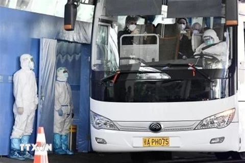 Xe buýt chở các chuyên gia thuộc phái đoàn điều tra của WHO sau khi họ tới Vũ Hán, Trung Quốc, ngày 14/1. (Ảnh: Kyodo/TTXVN)