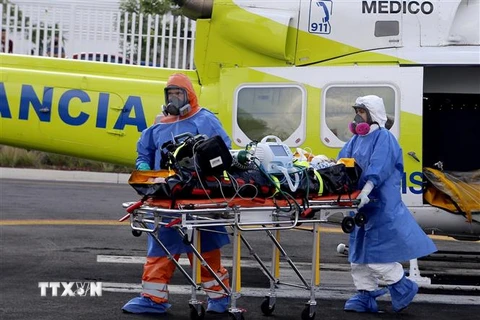 Nhân viên y tế chuyển bệnh nhân mắc COVID-19 tại Jalisco, Mexico. (Ảnh: AFP/TTXVN)