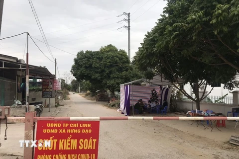 Chốt kiểm soát phòng chống dịch tại thôn Kim Điền, xã Hưng Đạo, thành phố Chí Linh. (Ảnh: Mạnh Minh/TTXVN)