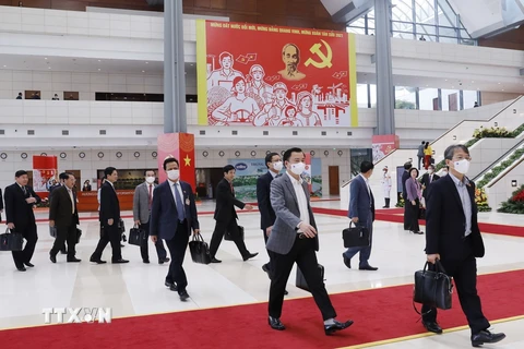 Hình ảnh Huy hiệu Đảng và Chủ tịch Hồ Chí Minh tại Đại hội đại biểu toàn quốc lần thứ XIII của Đảng. (Nguồn: TTXVN)