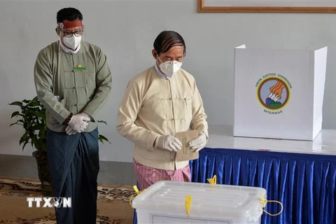 Tổng thống Myanmar Win Myint (phải) bỏ phiếu trong cuộc tổng tuyển cử tại điểm bầu cử ở Naypyidaw ngày 29/10/2020. (Ảnh: AFP/TTXVN)