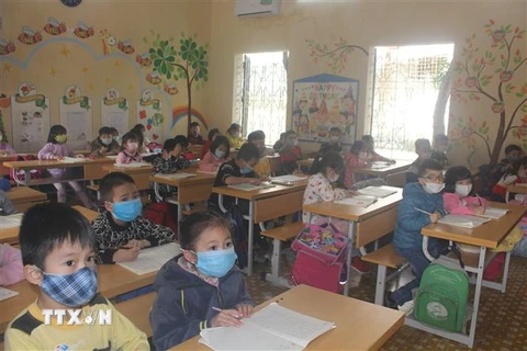 Học sinh trường tiểu học Trần Phú, phường Phú Sơn, thành phố Thanh Hóa thực hiện nghiêm túc các biện pháp phòng chống dịch COVID-19. (Ảnh: Hoa Mai - TTXVN)
