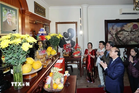 Thủ tướng Nguyễn Xuân Phúc dâng hương, tưởng nhớ Tổng Bí thư Lê Khả Phiêu. (Ảnh: Thống Nhất/TTXVN)