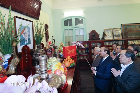 Thủ tướng Nguyễn Xuân Phúc dâng hương, tưởng nhớ Tổng Bí thư Lê Duẩn. (Ảnh: Thống Nhất/TTXVN)