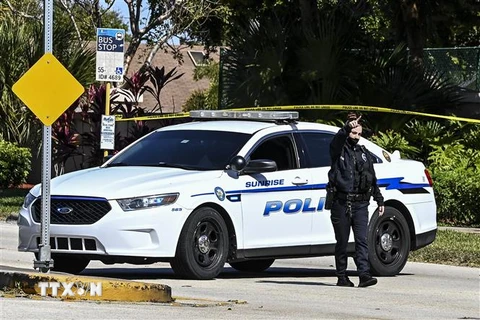 Cảnh sát phong tỏa khu vực nơi 2 đặc vụ FBI thiệt mạng khi khám xét nhà một nghi phạm ở bang Florida, Mỹ. (Ảnh: AFP/TTXVN)