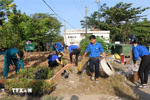 Các đoàn viên, thanh niên xã Hòa An, thành phố Cao Lãnh, Đồng Tháp bắt tay thực hiện mô hình bãi rác vườn hoa. (Ảnh: Chương Đài/TTXVN)