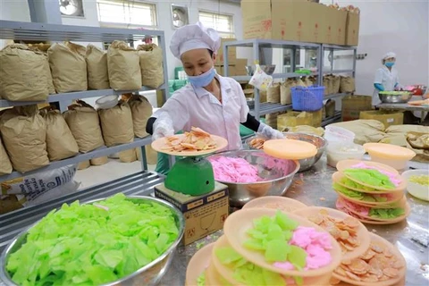 Sản xuất mứt Tết tại Công ty Cổ phần Bánh Mứt kẹo Hà Nội (Hanobaco). (Ảnh: Vũ Sinh/TTXVN)