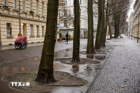 Cảnh vắng vẻ tại một tuyến phố ở Berlin, Đức trong bối cảnh các biện pháp hạn chế được áp dụng nhằm ngăn chặn sự lây lan của dịch COVID-19. (Ảnh: AFP/TTXVN)