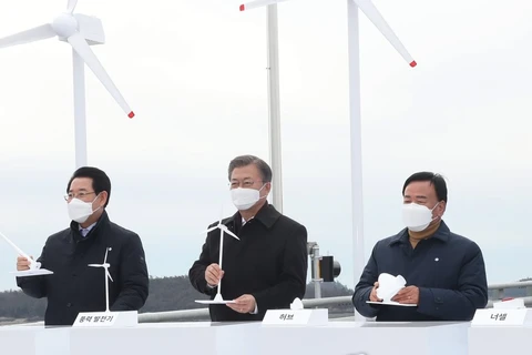 Tổng thống Hàn Quốc Moon Jae-in (giữa) lễ ký kết thỏa thuận đầu tư dự án tổ hợp điện gió ngoài khơi lớn nhất thế giới. (Nguồn: Yonhap)