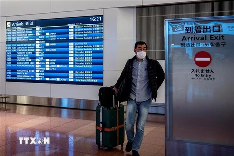 Hành khách tại sân bay Haneda ở Tokyo, Nhật Bản. (Ảnh: AFP/TTXVN)