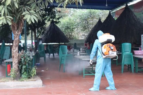 Cán bộ y tế xịt khử khuẩn tại quán lẩu dê Vườn Xoài, nơi BN1980 đến ngày 5/2. (Nguồn: thanhnien.vn)