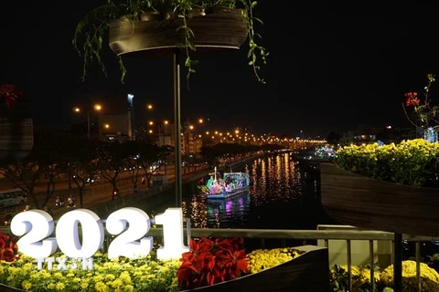 Khung cảnh chợ hoa Xuân Trên bến dưới thuyền năm 2021 bên bến Bình Đông (Quận 8). (Ảnh: Thu Hương/TTXVN)