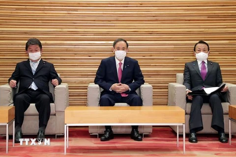 Thủ tướng Nhật Bản Suga Yoshihide (giữa) chủ trì cuộc họp nội các tại Tokyo ngày 22/1. (Ảnh: AFP/TTXVN)