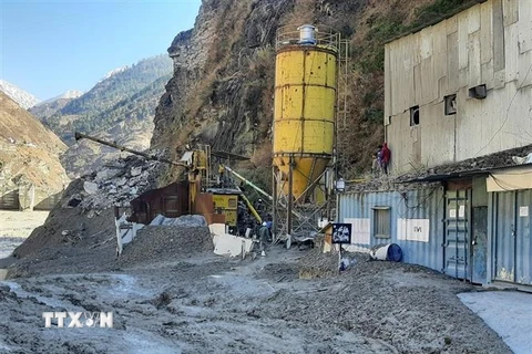 Đập thủy điện ở bang Uttarakhand, miền Bắc Ấn Độ bị hư hại sau trận lũ quét do vỡ sông băng trên dãy Himalaya. (Ảnh: THX/TTXVN)