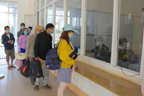 Người dân làm thủ tục xuất nhập cảnh tại Trạm Kiểm soát Biên phòng (Đồn Biên phòng Cửa khẩu Quốc tế Lệ Thanh). (Nguồn: baogialai.com.vn)