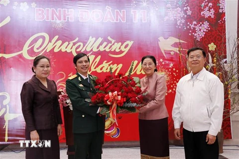 Đại tá Nguyễn Chiến, Phó Tư lệnh Binh đoàn 11, thay mặt cán bộ chiến sỹ Binh đoàn nhận lẵng hoa tươi thắm của Chủ tịch Quốc hội Lào Pany Yathotou. (Ảnh: Phạm Kiên/TTXVN)
