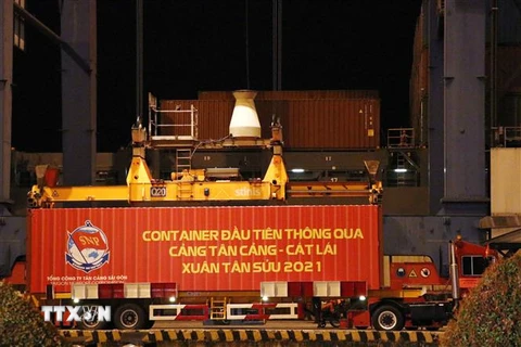 Container đầu tiên thông qua cảng Tân Cảng-Cát Lái ngày 30 Tết Tân Sửu 2021. (Ảnh: Xuân Khu/TTXVN)