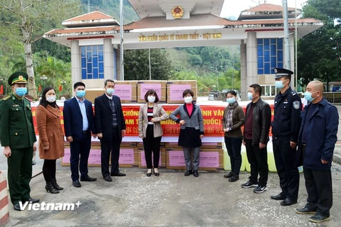 Lãnh đạo Châu Văn Sơn và doanh nghiệp tỉnh Vân Nam (Trung Quốc) trao tặng khẩn cấp vật tư y tế cho tỉnh Hà Giang. (Nguồn: Tổng Lãnh sự quán Việt Nam tại Côn Minh)