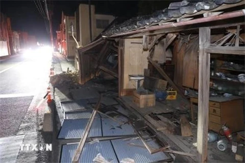 Nhà cửa bị phá hủy sau trận động đất tại Koori, tỉnh Fukushima, Nhật Bản, ngày 14/2. (Ảnh: Kyodo/TTXVN)