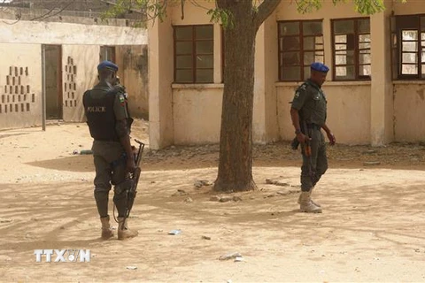 Cảnh sát gác tại một trường học, nơi các học sinh bị một nhóm vũ trang bắt cóc ở Dapchi, miền Bắc Nigeria, ngày 28/2/2018. (Ảnh: AFP/TTXVN)
