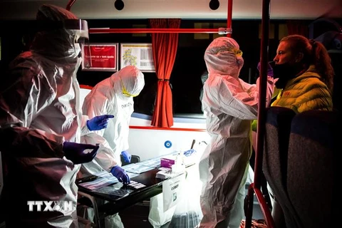 Nhân viên y tế lấy mẫu xét nghiệm COVID-19 tại Bratislava, Slovakia. (Ảnh: AFP/TTXVN)