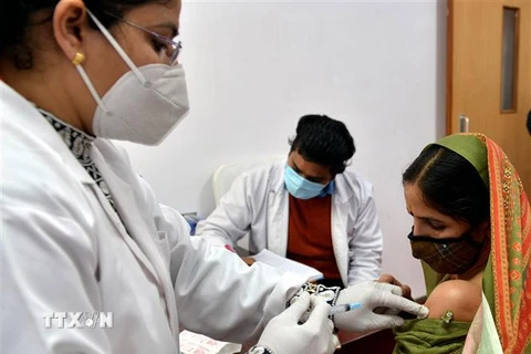 Nhân viên y tế tiêm vắcxin phòng COVID-19 cho người dân tại bệnh viện ở New Delhi, Ấn Độ. (Ảnh: THX/TTXVN)