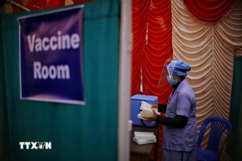 Nhân viên y tế làm việc tại phòng tiêm vắcxin phòng COVID-19 ở Kathmandu, Nepal. (Ảnh: THX/TTXVN)