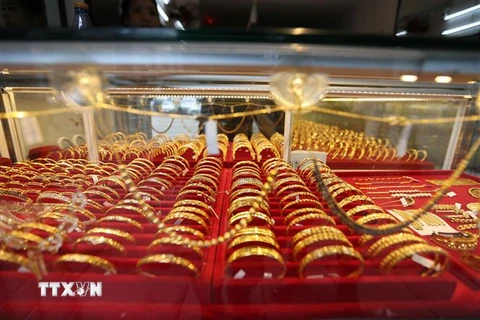 Vàng trang sức được bày bán tại tiệm kim hoàn ở Yangon, Myanmar. (Ảnh: THX/TTXVN)