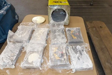 Lượng cocaine vừa bị phát hiện được giấu bên trong hơn 1.700 lon thiếc. (Nguồn: AFP)