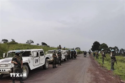 Binh sỹ thuộc Phái bộ gìn giữ hòa bình của Liên hợp quốc tại CHDC Congo phong tỏa khu vực Kibumba, sau khi xảy ra vụ sát hại Đại sứ Italy ở nước này. (Ảnh: AFP/TTXVN)