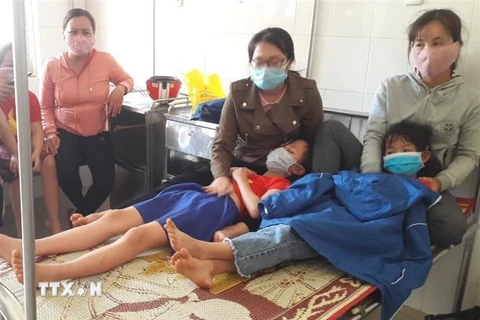Các học sinh nhập viện theo dõi và điều trị tại Trung tâm y tế huyện Vĩnh Linh. (Ảnh: Thanh Thủy/TTXVN)