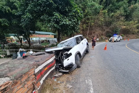 Xe ôtô biến dạng sau tai nạn. (Nguồn: baolamdong.vn)