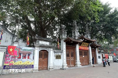 Dù đã có thông báo đóng cửa nhưng bên ngoài vẫn còn nhiều người làm lễ tại Đền-Đình Kim Liên. (Ảnh: Phan Tuấn Anh/TTXVN)