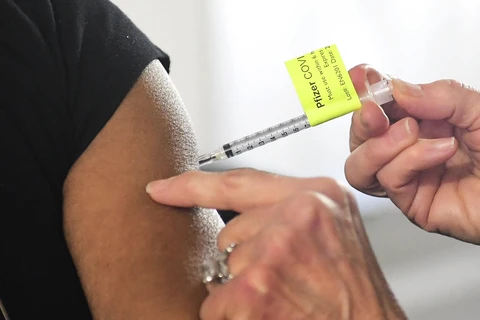 Tiêm chủng vắcxin ngừa COVID-19 tại Pomona, California, Mỹ. (Ảnh: AFP/TTXVN)