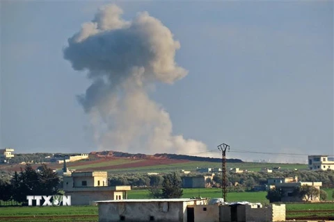 Khói bốc lên sau một cuộc không kích tại tỉnh Idlib, Syria. (Ảnh: AFP/TTXVN)