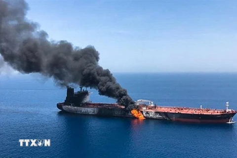 Khói lửa bốc lên sau một vụ nổ trên một con tàu ở Vịnh Oman ngày 13/6/2019. (Ảnh: AFP/TTXVN)