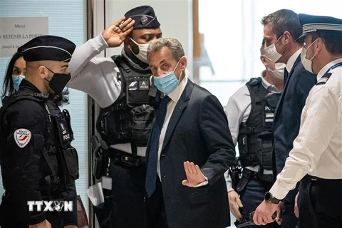 Cựu Tổng thống Pháp Nicolas Sarkozy (giữa) tới phiên xét xử với cáo buộc tham nhũng tại tòa án Paris, ngày 1/3. (Ảnh: THX/TTXVN)