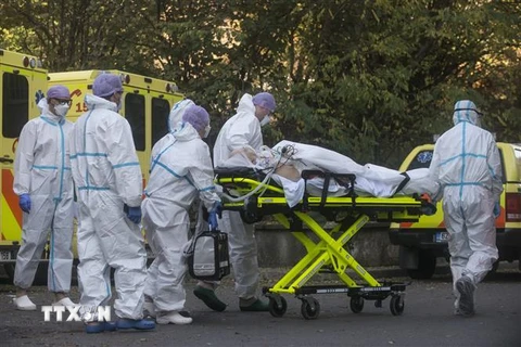 Nhân viên y tế chuyển bệnh nhân COVID-19 tới bệnh viện tại Praha, Cộng hòa Séc. (Ảnh: AFP/TTXVN)