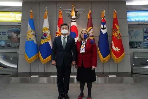 Bộ trưởng Quốc phòng Hàn Quốc Suh Wook (trái) và Đại sứ Liên minh châu Âu (EU) Maria Castillo Fernandez. (Nguồn: koreaherald.com)