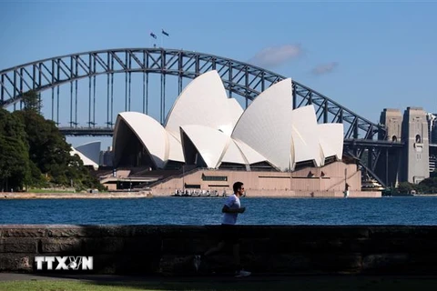 Người dân đeo khẩu trang phòng dịch COVID-19 tại Sydney, Australia. (Ảnh: THX/TTXVN)