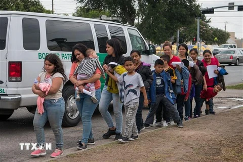 Người di cư Trung Mỹ tới trung tâm tiếp nhận ở McAllen, Texas, Mỹ. (Ảnh: AFP/TTXVN)