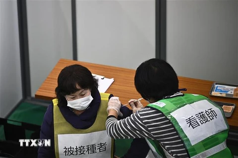 Nhân viên y tế diễn tập tiêm vắcxin phòng COVID-19 tại Kawasaki, Nhật Bản. (Ảnh: AFP/TTXVN)