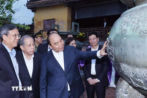 Thủ tướng Nguyễn Xuân Phúc thăm Quần thể Di tích cố đô Huế. (Ảnh: Thống Nhất/TTXVN)