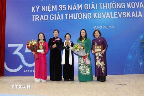 Các tập thể và cá nhân nhận Giải thưởng Kovalevskaia năm 2020. (Ảnh: Phương Hoa/TTXVN)