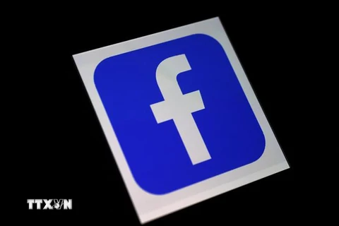 Biểu tượng Facebook trên màn hình điện thoại di động. (Ảnh: AFP/TTXVN)