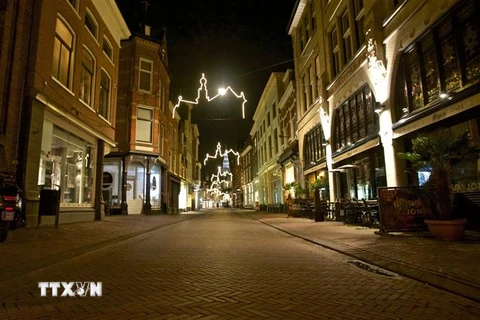 Cảnh vắng vẻ trên đường phố tại Haarlem, Hà Lan trong bối cảnh các biện pháp hạn chế do dịch COVID-19 được áp đặt. (Ảnh: THX/TTXVN)