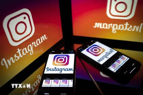 Biểu tượng của Instagram trên màn hình máy tính bảng và điện thoại. (Ảnh: AFP/TTXVN)