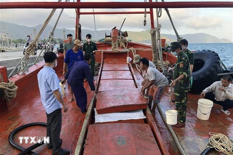 Lực lượng Biên phòng tỉnh Bà Rịa-Vũng Tàu tiến hành kiểm tra các hầm hàng của tàu cá BT 99889TS. (Ảnh: TTXVN phát)