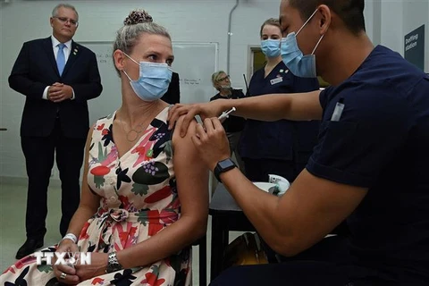 Tiêm chủng vaccine phòng COVID-19 tại Sydney, Australia. (Ảnh: AFP/TTXVN)