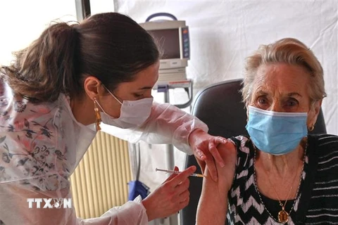 Người dân được tiêm vaccine ngừa COVID-19 tại Dunkirk, Pháp. (Ảnh: AFP/TTXVN)